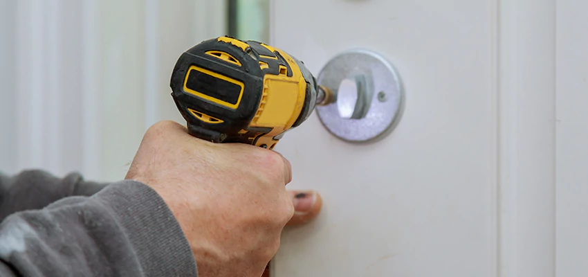 Street Locksmith For Smart Lock Repair in Alafaya, FL